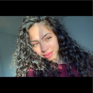 Meet your Posher, Emilia